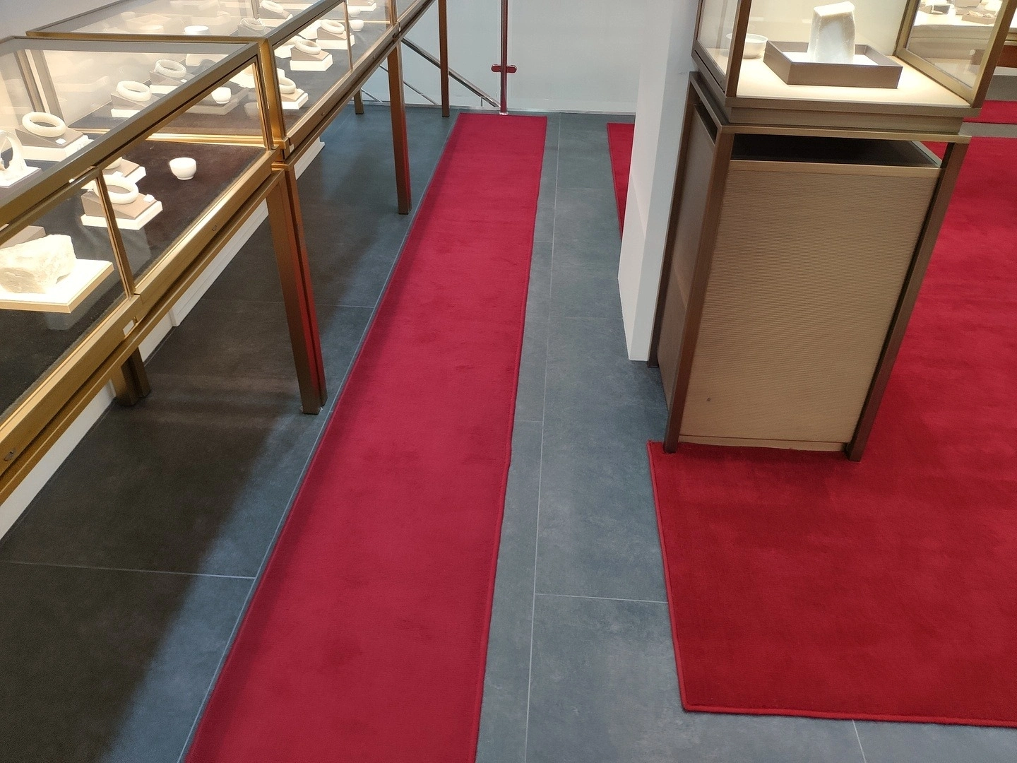 Укладка дорожки в галерее янтаря